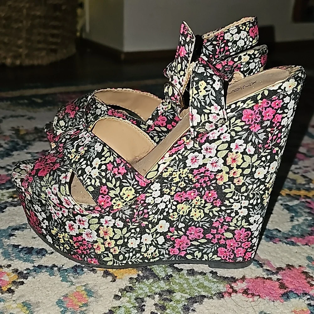 Flower Pattern Wedge! 🌼 - Picture 4 of 4